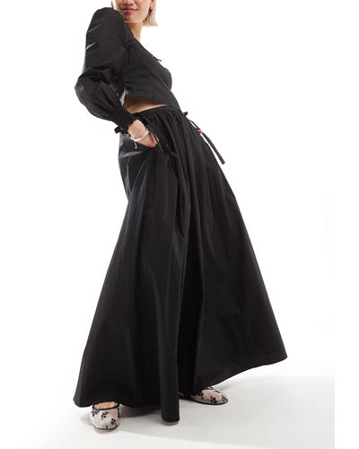 Glamorous Low Rise Pleated Maxi Skirt With Bow Detail - Black