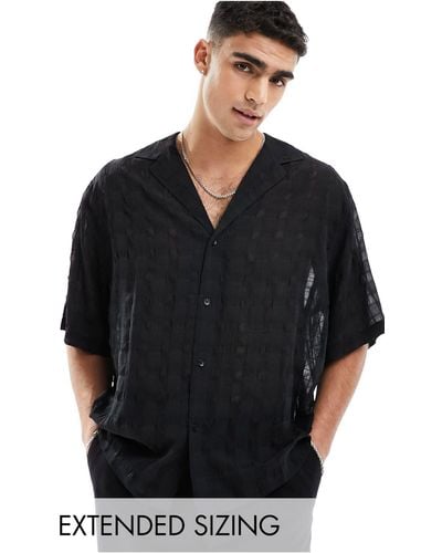 ASOS – kastenförmiges, halbärmliges hemd aus seersucker-baumwolle - Schwarz