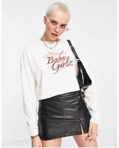 ZEMETA Cropped T-shirt Met Lange Mouwen En Retro 'baby Girl' Print - Wit