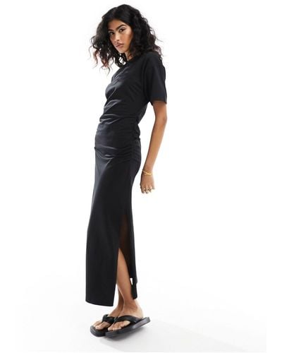 ASOS Vestido semilargo estilo camiseta con cuello redondo y laterales fruncidos - Negro