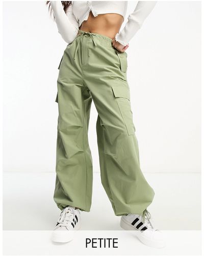 Bershka Petite - pantaloni cargo modello paracadutista - Verde