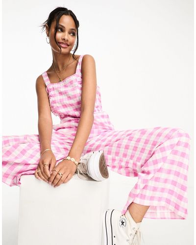 Monki – jumpsuit mit vichy-karos, eckigem ausschnitt und raffung vorne - Pink