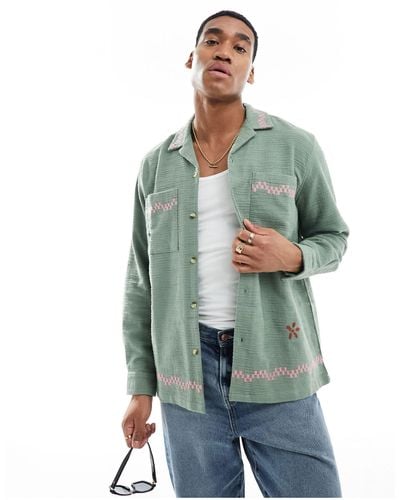 ASOS – strukturiertes, locker geschnittenes hemd mit reverskragen und blumenstickerei - Grün