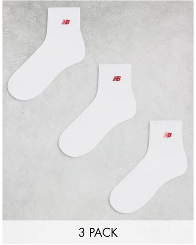 New Balance Confezione da 3 paia di calzini medi bianchi con logo rosso - Bianco