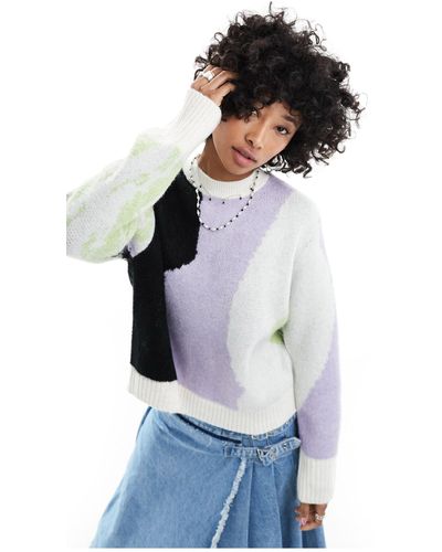 Monki – strick-sweatshirt mit em, abstraktem muster - Weiß