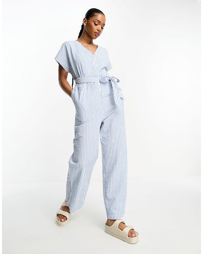 Monki – jumpsuit aus popeline mit bindegürtel und streifen - Blau
