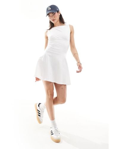 ASOS Vestito stile tennis avorio con fondo sceso - Bianco