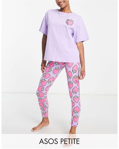 ASOS Asos Design Petite - Pyjamaset Van Oversized T-shirt En legging Met Aardbeienprint - Paars