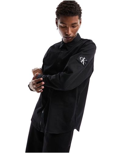 Calvin Klein Camicia comoda nera con monogramma del logo applicato - Nero