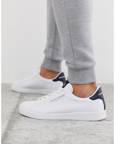 Armani Exchange Weiße Sneaker mit marineblauem Besatz