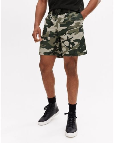New Look – locker geschnittene shorts im military-muster mit clip-gürtel - Grün
