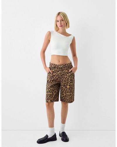 Bershka – longline-baggy-shorts mit leopardenprint - Natur