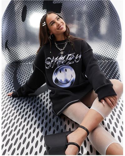 ASOS Smiley Collab - Oversized Sweater Met Gelicenseerde Grafische Opdruk En Metallic Siernaden - Zwart
