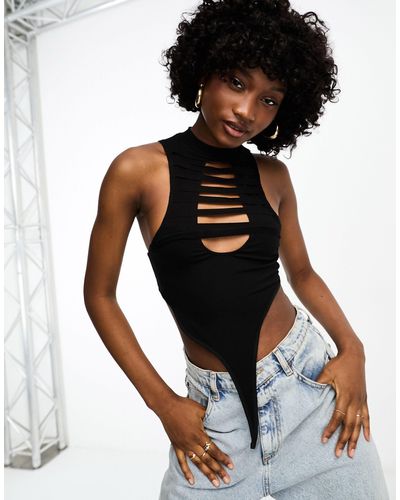 The Kript Crop top accollato con fondo asimmetrico e cut-out - Nero