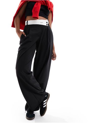 Bershka Pantalon ajusté ample avec ceinture contrastante - Noir