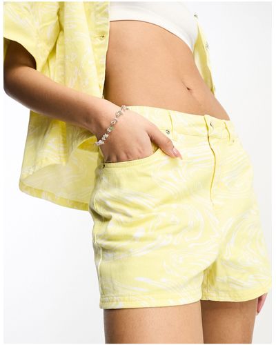 Vero Moda – twill-shorts - Gelb