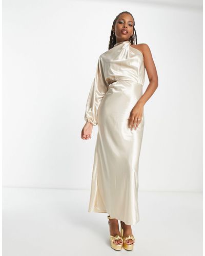 In The Style X terrie mcevoy - robe asymétrique longue à découpe en satin avec manche volumineuse - champagne - Blanc