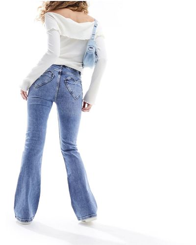 Miss Selfridge Jeans a zampa lavaggio medio con tasche a cuore - Blu