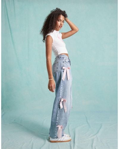 Miss Selfridge – lockere jeans mit acid-waschung und kontrastierenden schleifen aus satin - Grün