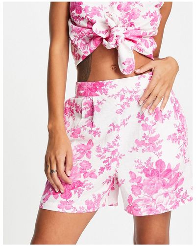 Lipsy Pantalones cortos con estampado floral rosa y cinturón