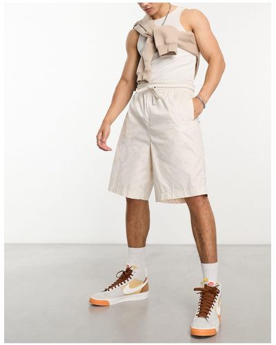 Nike – club – oversize-shorts - Weiß
