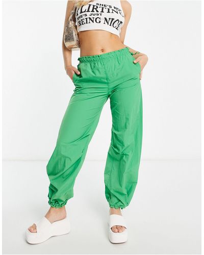Bershka Pantaloni tecnici ampi stile paracadutista verdi - Verde