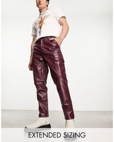 ASOS Pantalon cargo coupe fuselée en imitation cuir - bordeaux - burgundy - Rouge