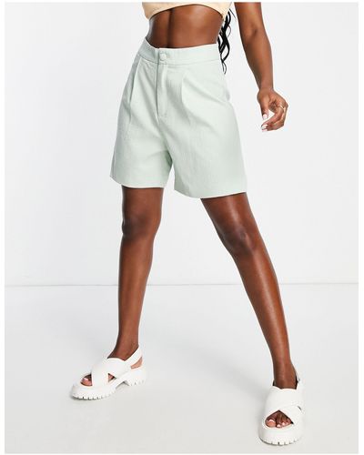Urban Revivo – schmal geschnittene shorts - Weiß