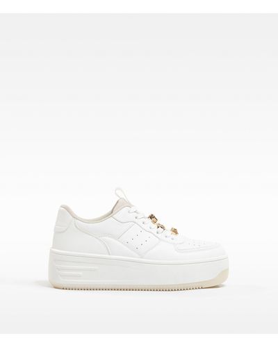 Bershka Sneakers rétro con plateau e gioielli sui lacci bianche - Bianco