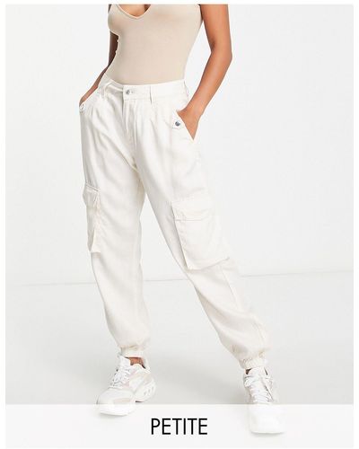 Miss Selfridge Pantalones cargo color con bajos elásticos - Blanco