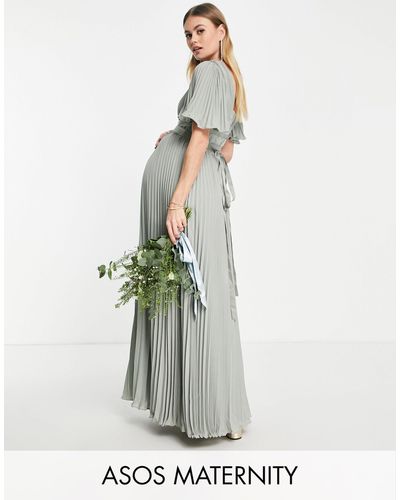 ASOS Asos Design Maternity - Geplooide Lange Bruidsmeisjesjurk Met Fladdermouwen En Satijnen Overslag - Groen