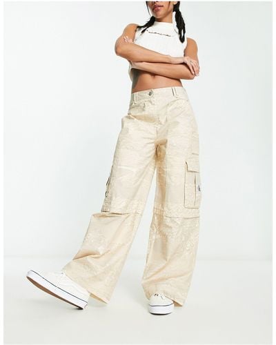 Calvin Klein – weit geschnittene cargohose mit großflächigem druck - Weiß