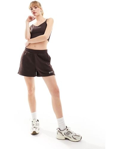 New Balance – linear heritage – shorts aus braunem frottee - Weiß