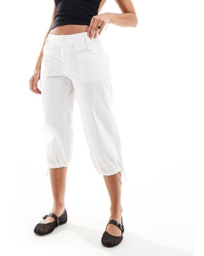 Bershka Pantalon corsaire à détail poche - écru - Blanc