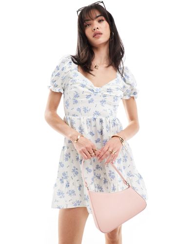 Miss Selfridge – satin-minikleid mit blümchenprint, rüschensaum und rückenschnürung - Weiß
