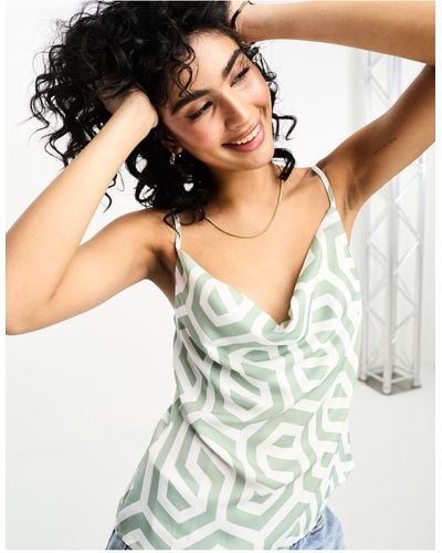 In The Style X gemma atkinson – camisole mit wasserfallausschnitt und grünem kachelmuster - Mehrfarbig