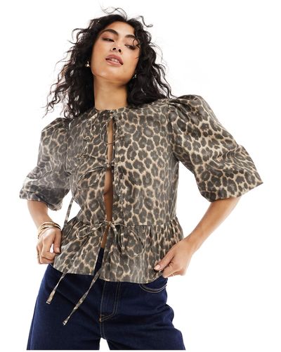 ASOS – bluse aus baumwoll-popeline mit leopardenprint, binde-details und schößchen - Grau