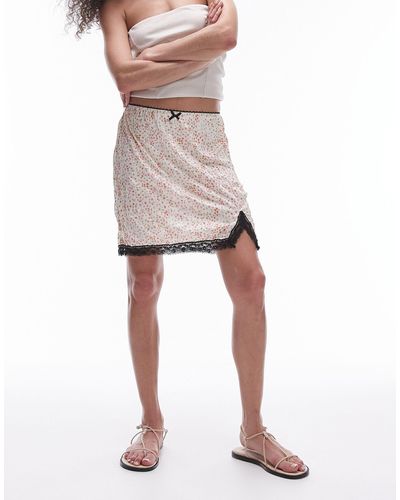 TOPSHOP Mini-jupe fendue effet froissé avec bordures en dentelle - imprimé à petites fleurs - Multicolore