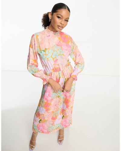 Trendyol Robe longue à fleurs printanières avec col montant et jupe plissée - Rose