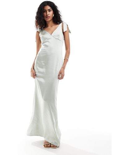 Pretty Lavish L'invitée - piper - robe longue en satin à épaules nouées - sauge - Blanc