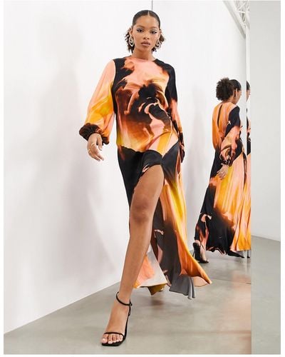 ASOS Robe longue satinée fendue à manches longues avec imprimé peinture abstrait - Orange