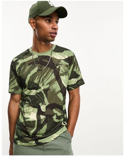 Nike – dri-fit – t-shirt mit military-muster - Grün