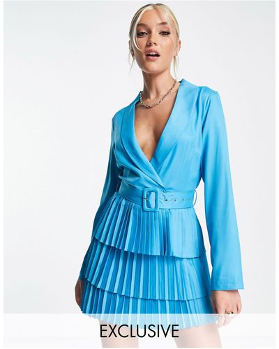 In The Style – exclusive – tief ausgeschnittenes blazer-kleid mit plissiertem rock - Blau