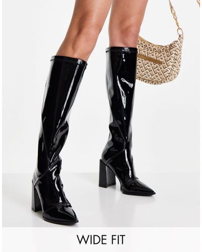 Glamorous Botas negras por la rodilla elásticas con tacón en bloque y acabado acharolado - Negro