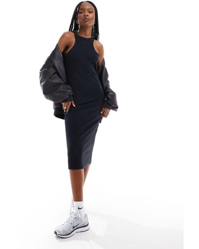 Nike Robe mi-longue côtelée avec dos nu - Noir