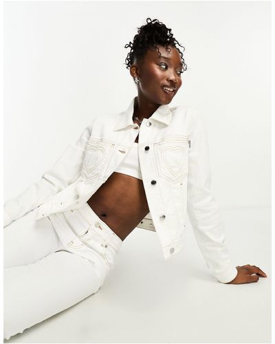 Love Moschino Veste en jean d'ensemble courte avec coutures en cœur - Blanc
