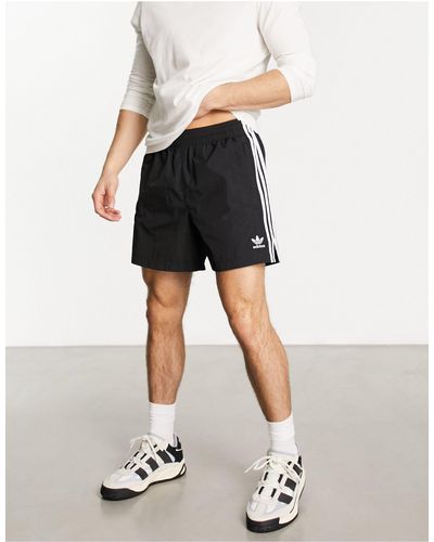 adidas Originals – adicolor – kürzer geschnittene polyester-shorts - Schwarz