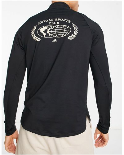 adidas Originals Camiseta negra con cremallera corta y estampado gráfico en la espalda sports club - Negro