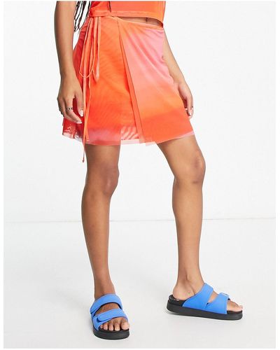 Weekday Mini-jupe portefeuille d'ensemble à imprimé coucher - Orange