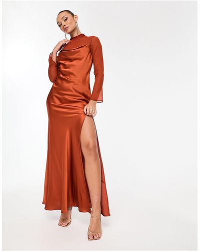 ASOS Robe longue satinée à col bénitier avec détail superposé en mousseline - rouge - Orange
